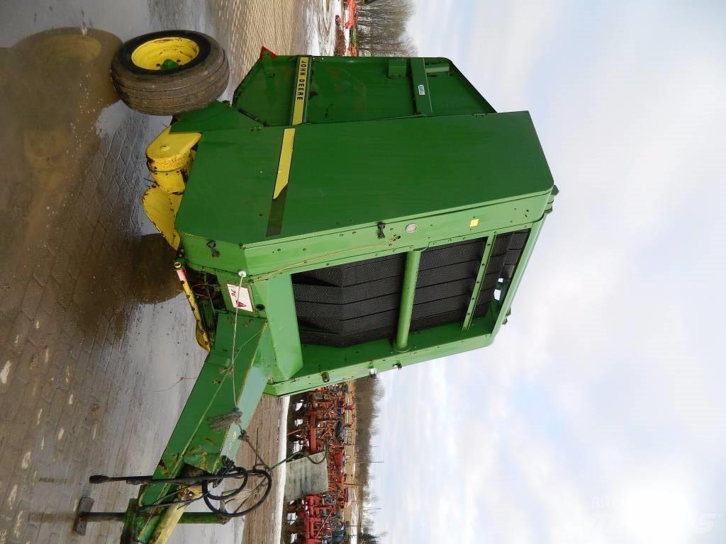 John Deere 550 Round Balers