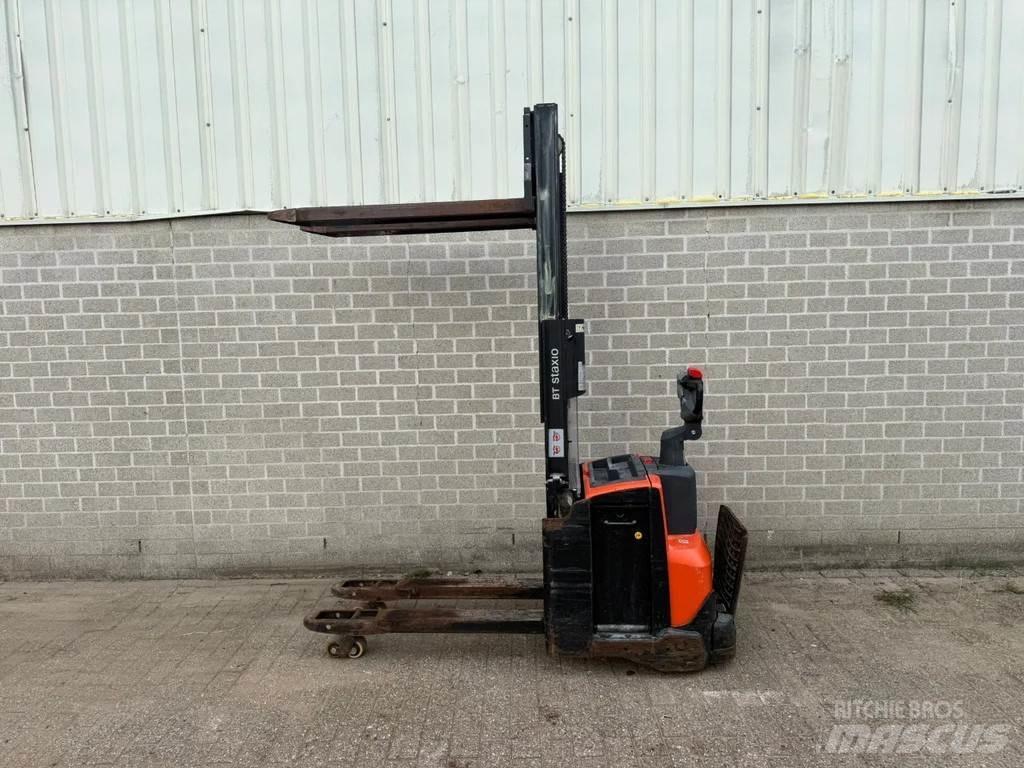 Toyota SWE200D Pedestrian stacker