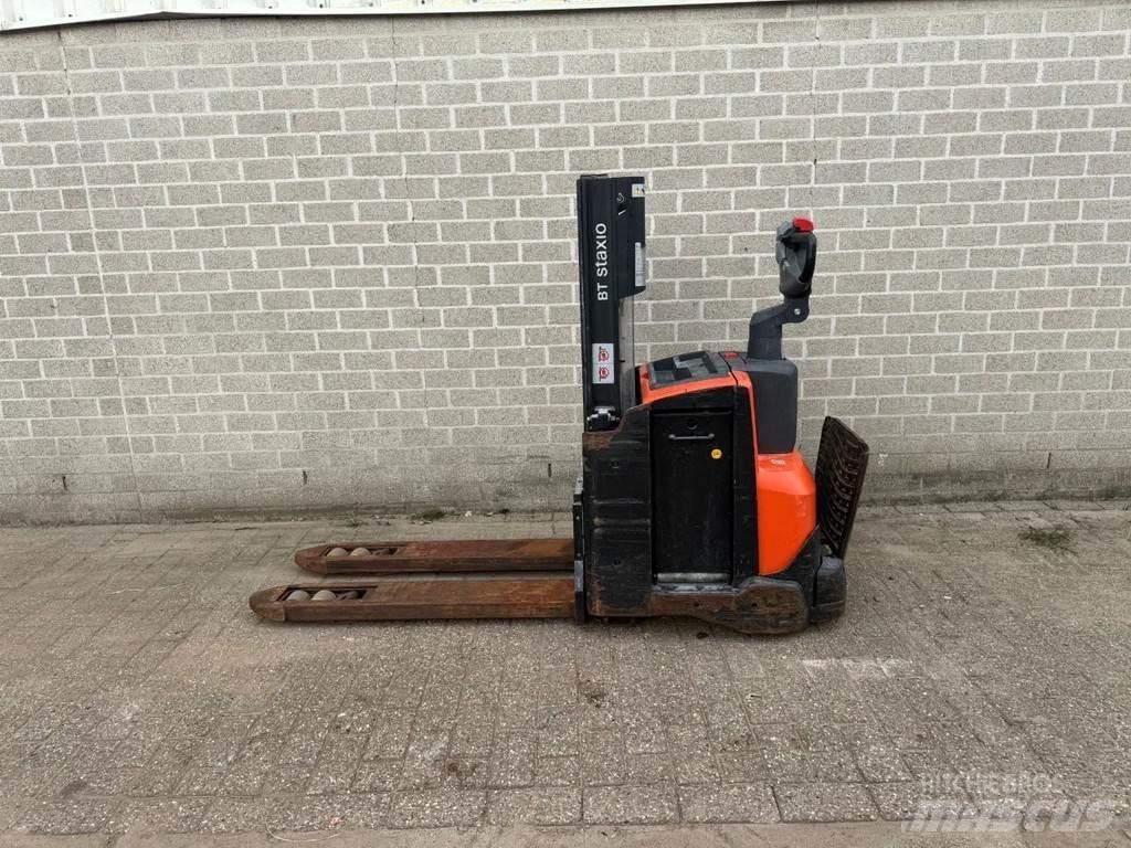 Toyota SWE200D Pedestrian stacker