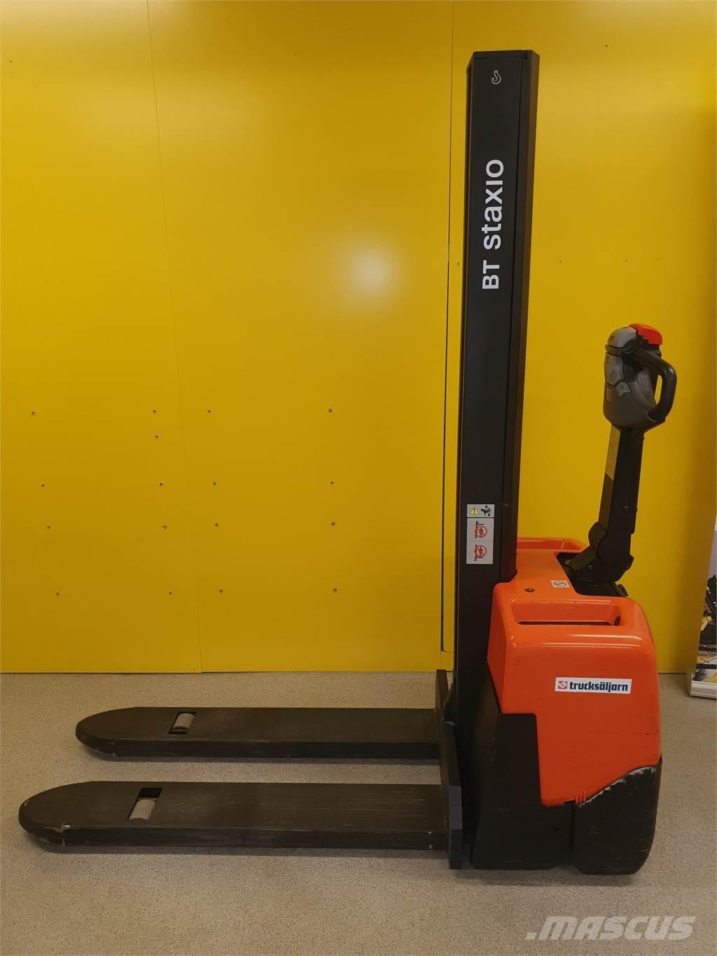 BT HWE100 Self Propelled Stackers