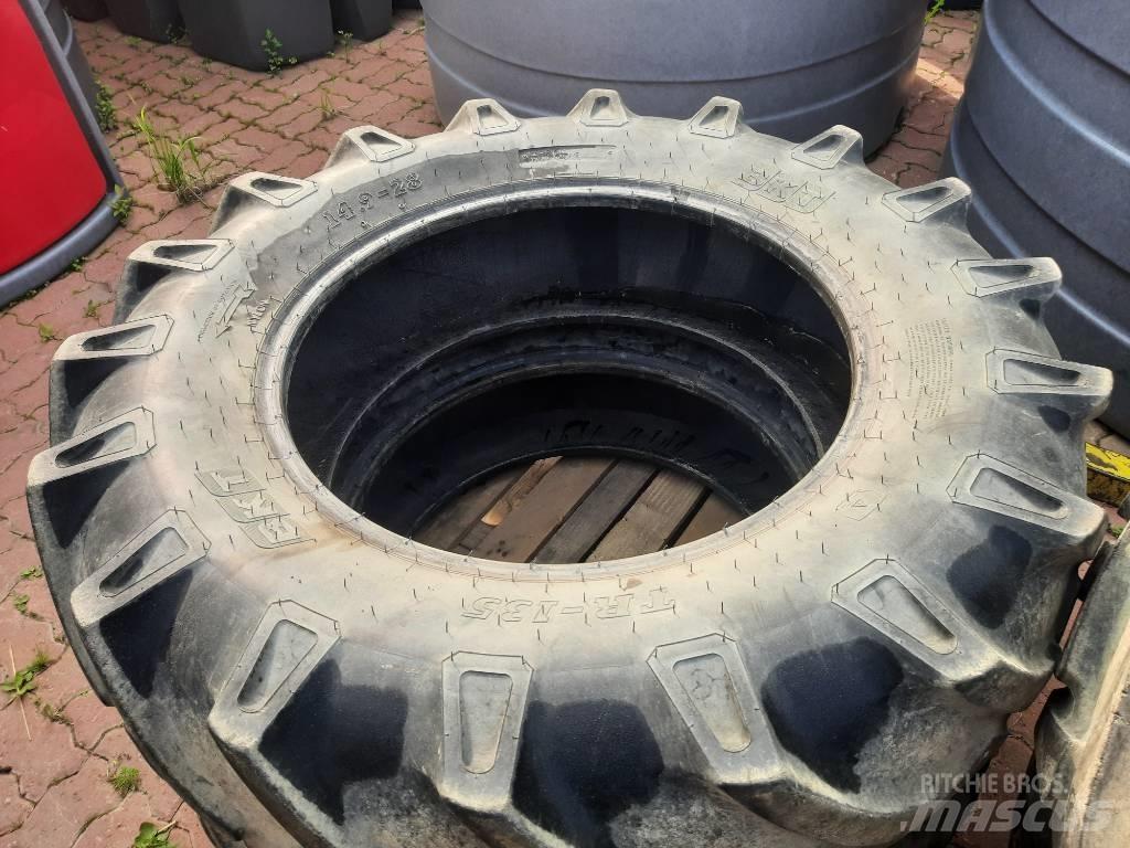BKT 14.9-28 2 kpl Tires, wheels and rims