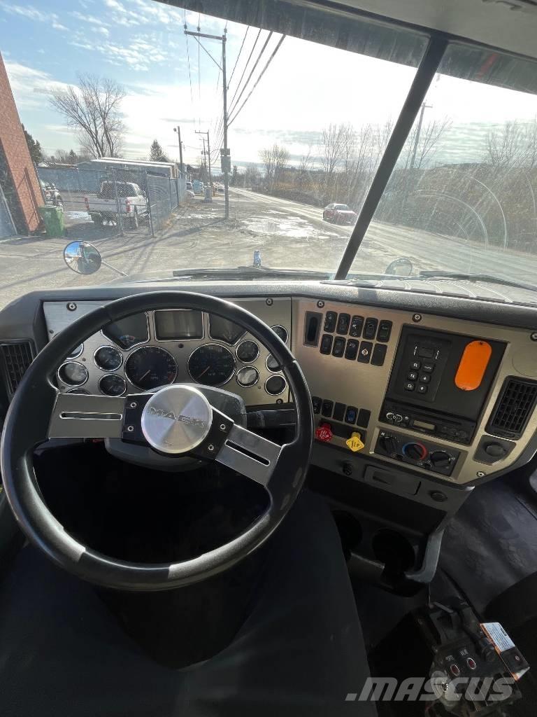 Mack GU813 Dump Trucks