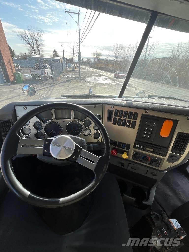 Mack GU813 Dump Trucks