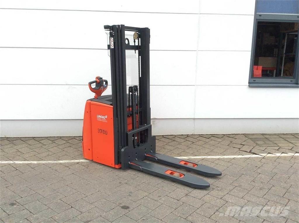 Linde L14 Self Propelled Stackers