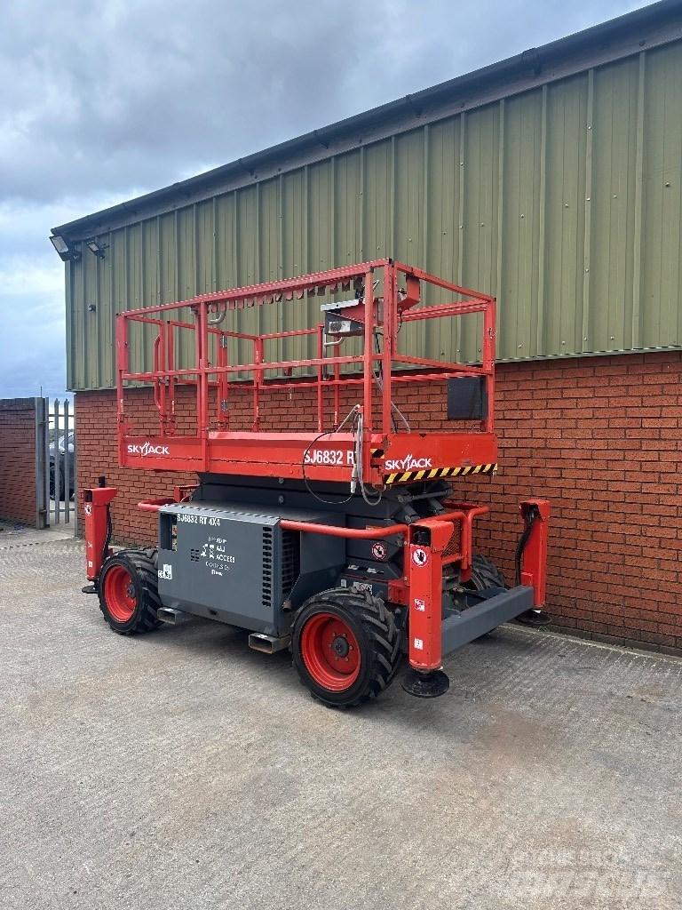 SkyJack SJ 6832 RT Scissor Lifts