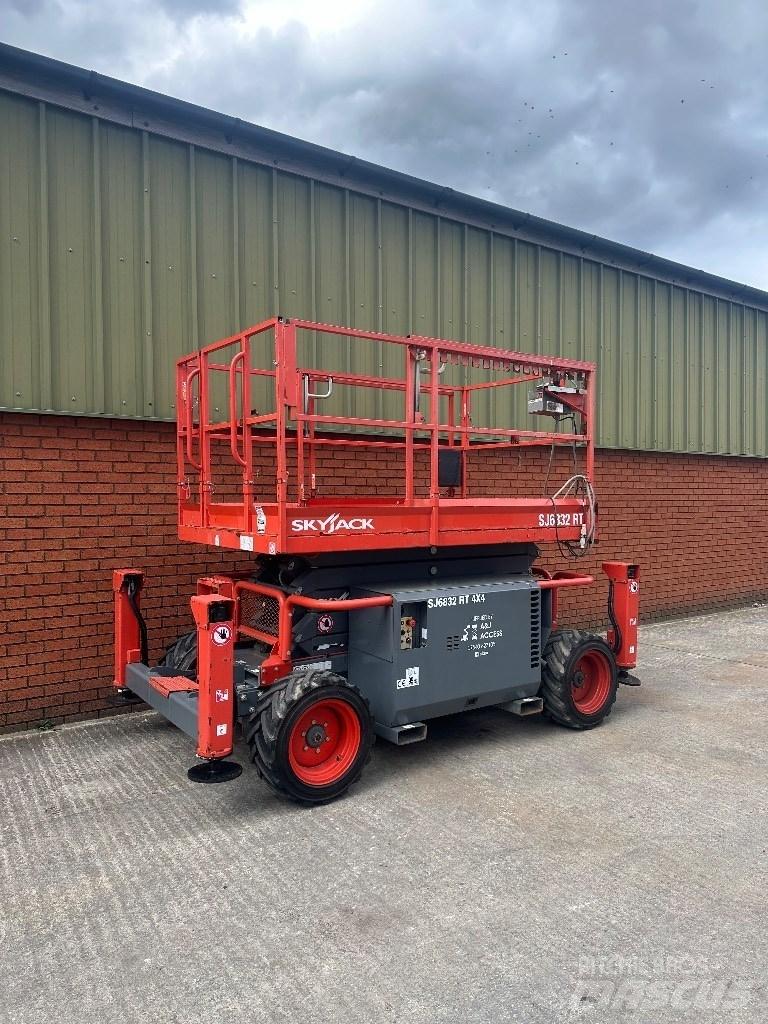 SkyJack SJ 6832 RT Scissor Lifts