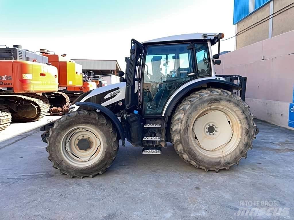 Valtra G115 Tractors