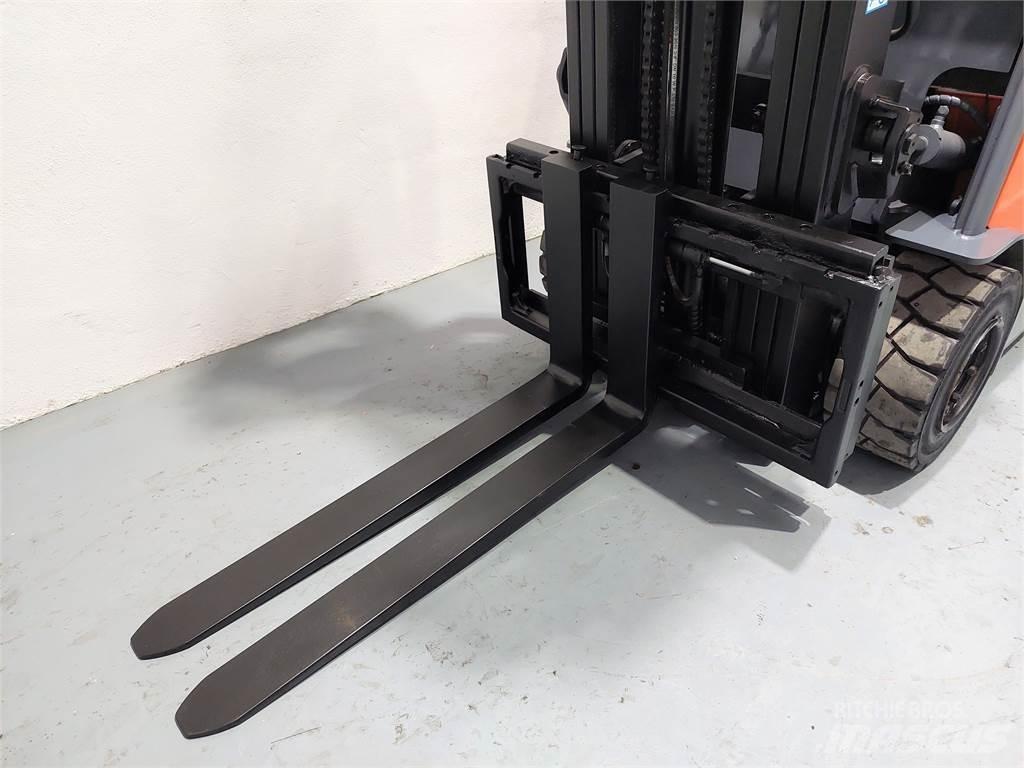 Toyota 7FBMF30 Electric Forklifts