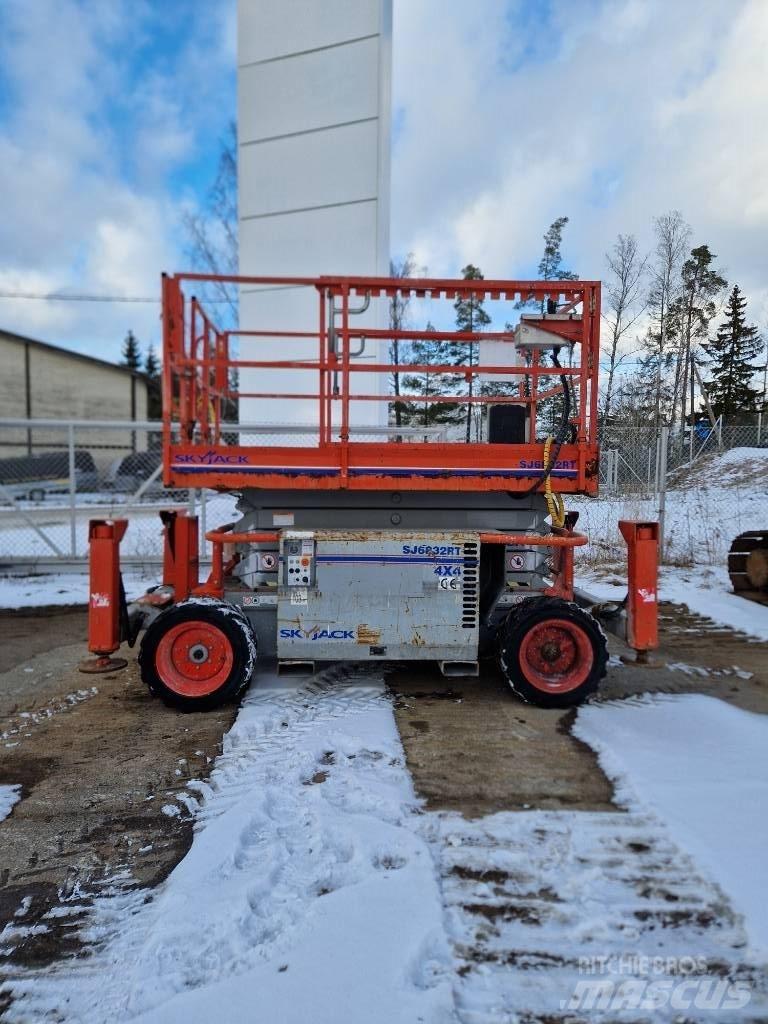 SkyJack SJ 6832 RT Scissor Lifts
