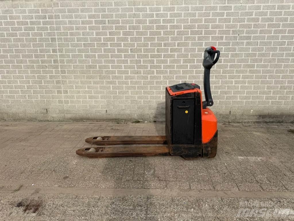 BT SWE200D Pedestrian stacker