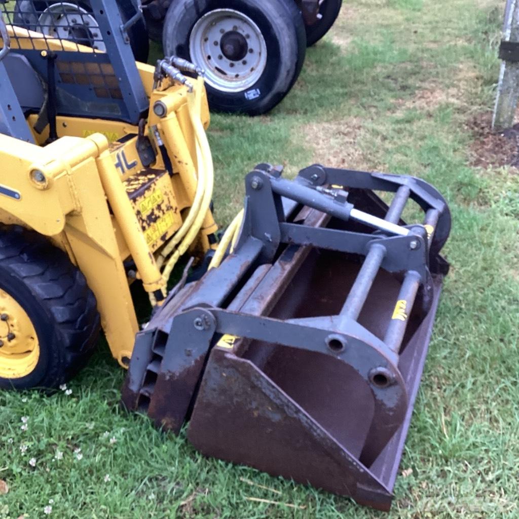 Gehl 3840 Skid Steer Loaders