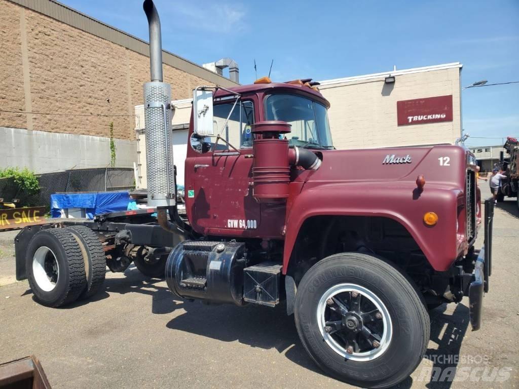 Mack RD 690 P Conventional Trucks / Tractor Trucks
