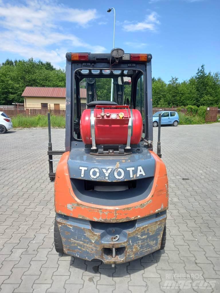 Toyota 8 FGF 30 LPG trucks