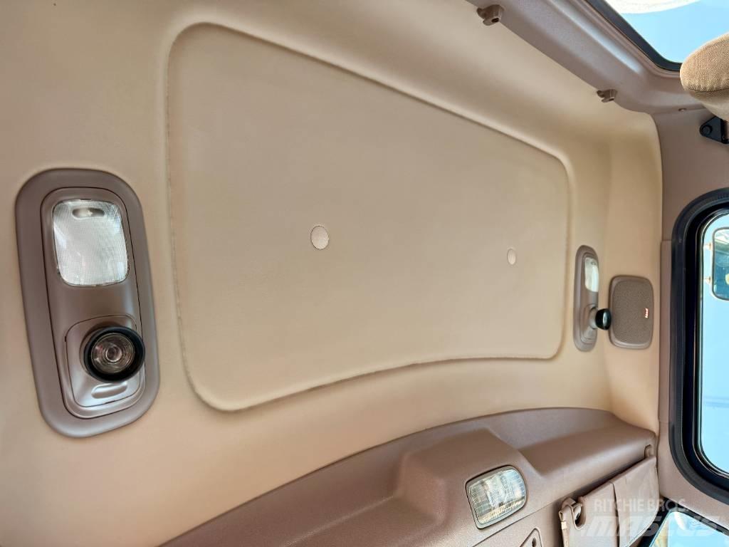 Peterbilt 388 Conventional Trucks / Tractor Trucks