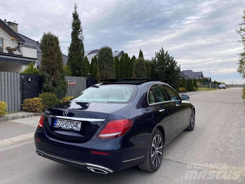 Mercedes-Benz E 300D Automobiles / SUVS