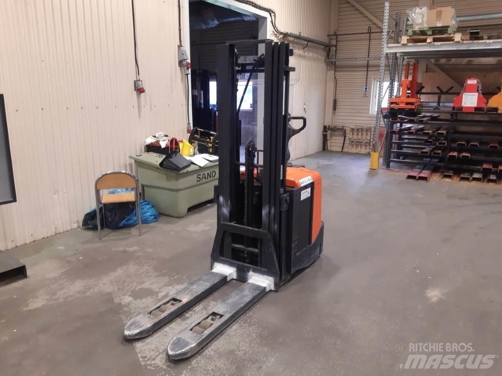 BT SPE125L Pedestrian stacker