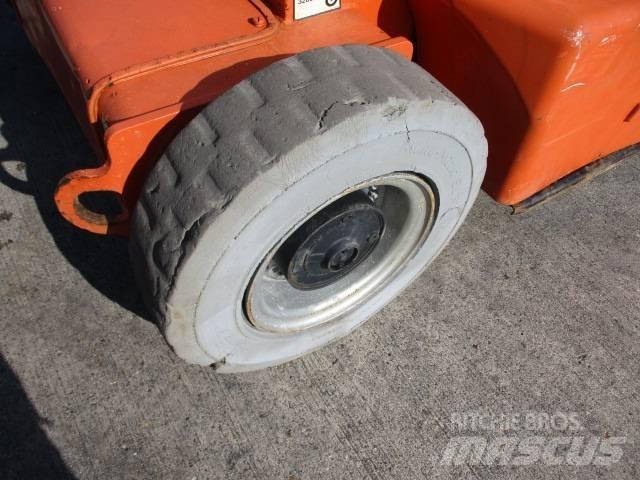 JLG E400 AJP (817) Compact self-propelled boom lifts