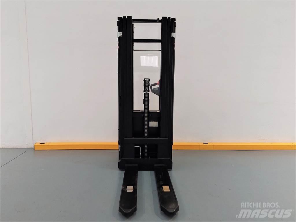  WSA161L Pedestrian stacker