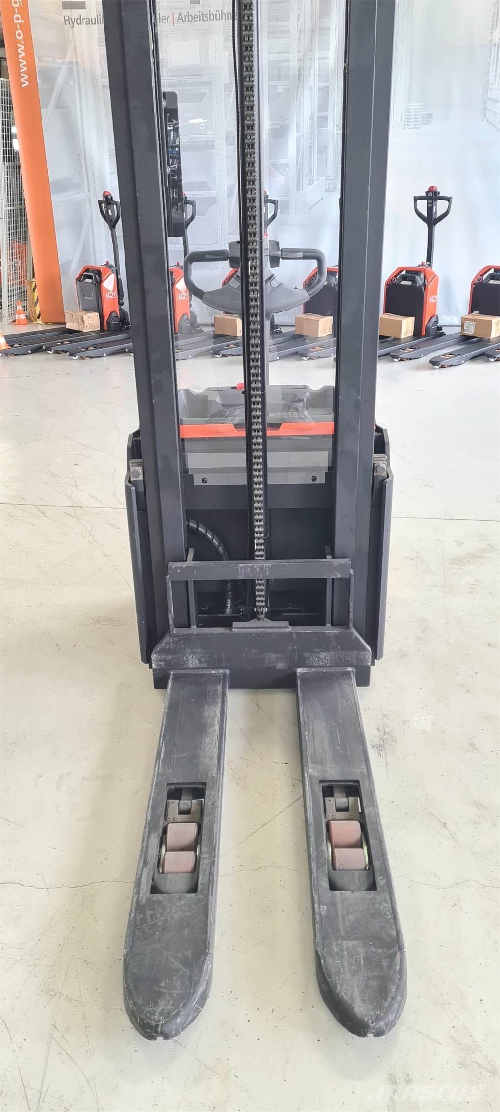 Toyota SWE120L Pedestrian stacker
