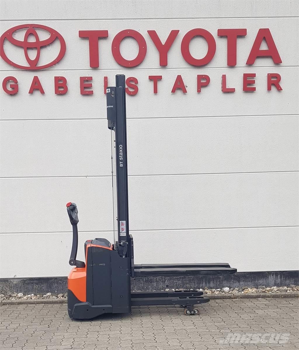 Toyota SWE120L Pedestrian stacker
