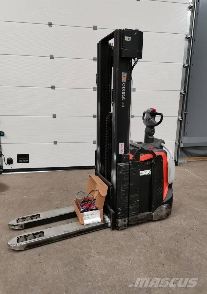 Toyota SPE140L Pedestrian stacker