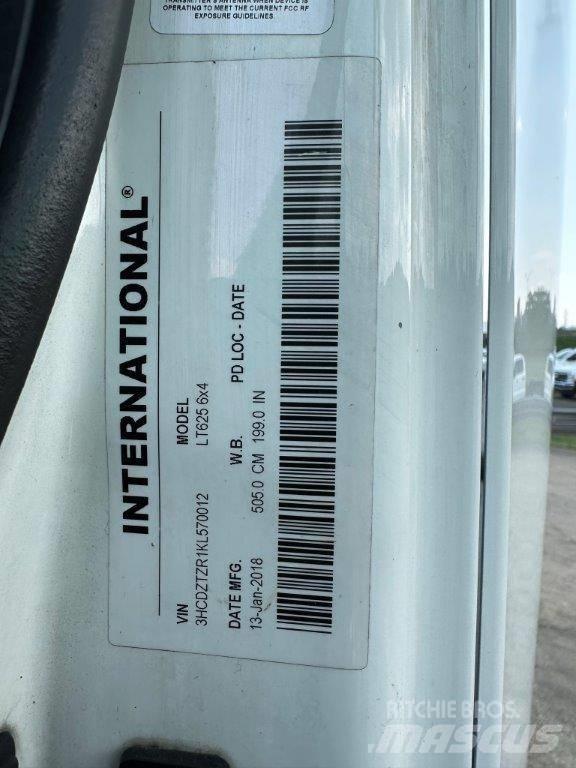International LT Conventional Trucks / Tractor Trucks