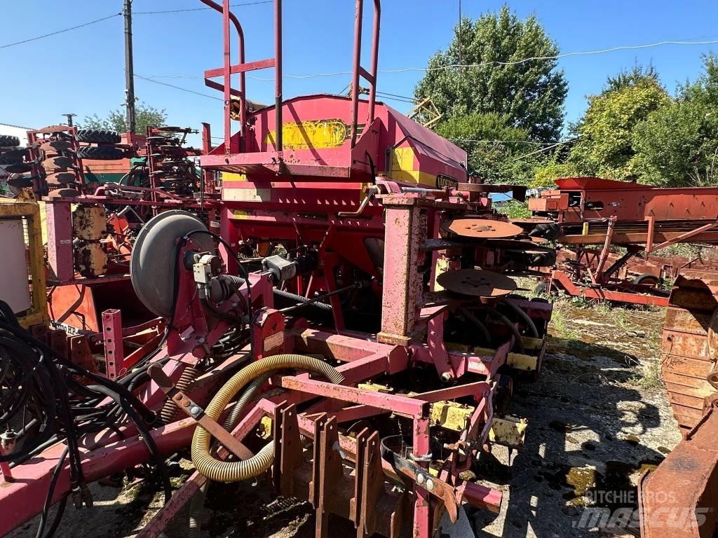 Väderstad Rapid400F Farm Drills