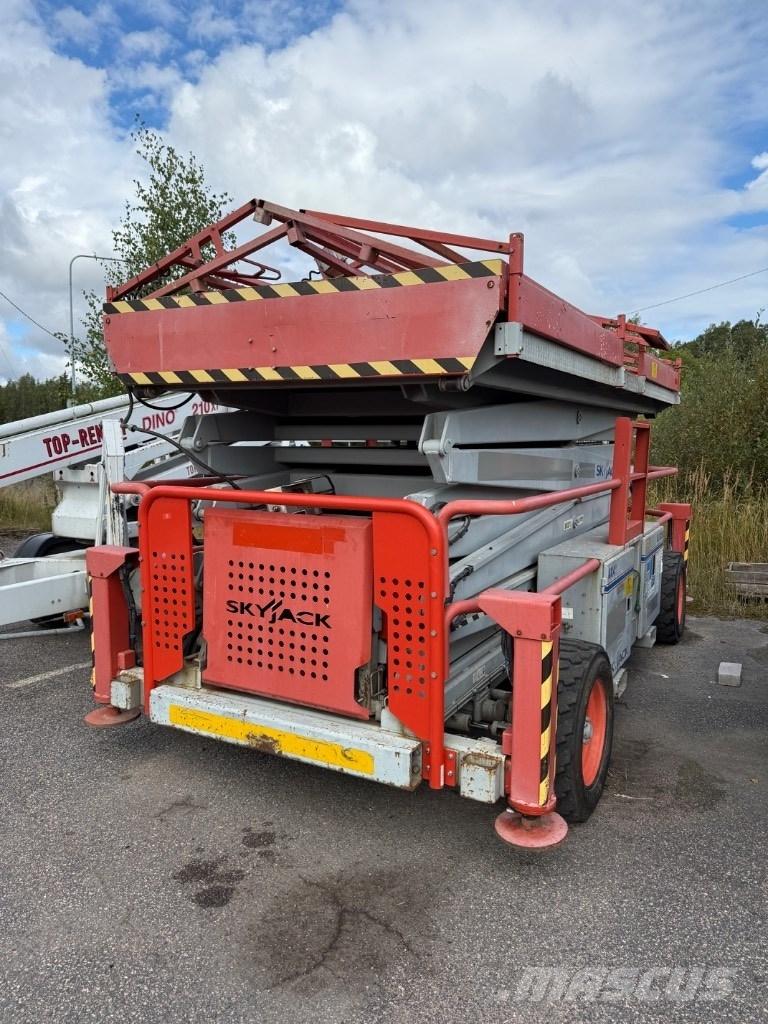 SkyJack SJ 9250 RT Scissor Lifts