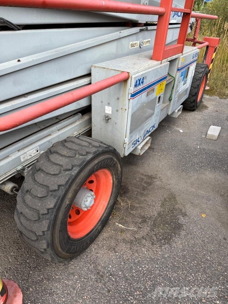 SkyJack SJ 9250 RT Scissor Lifts