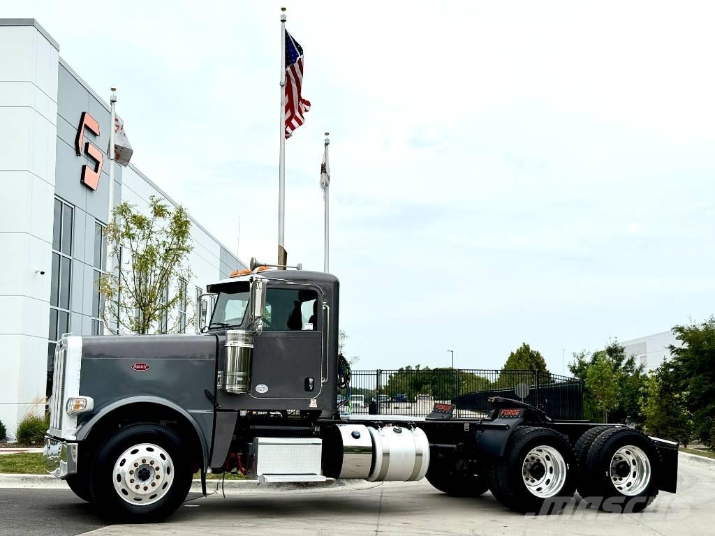 Peterbilt 389 Conventional Trucks / Tractor Trucks