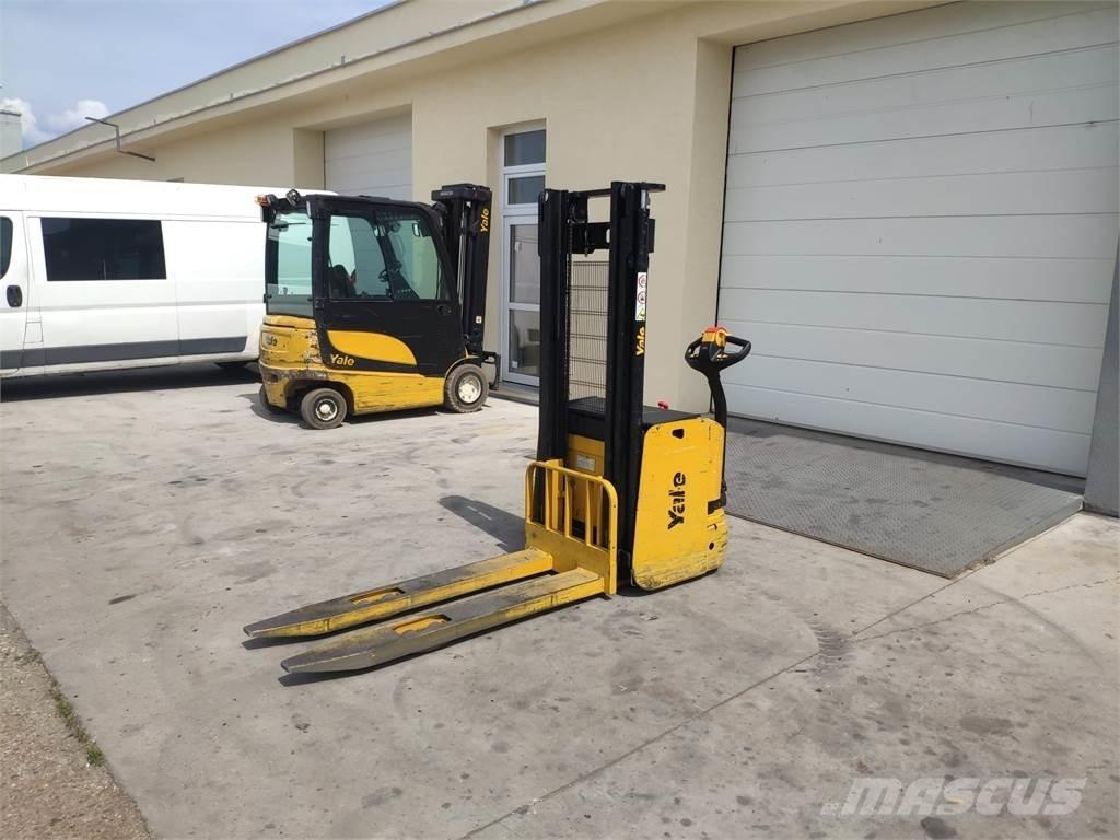 Yale MS14 AC Self Propelled Stackers