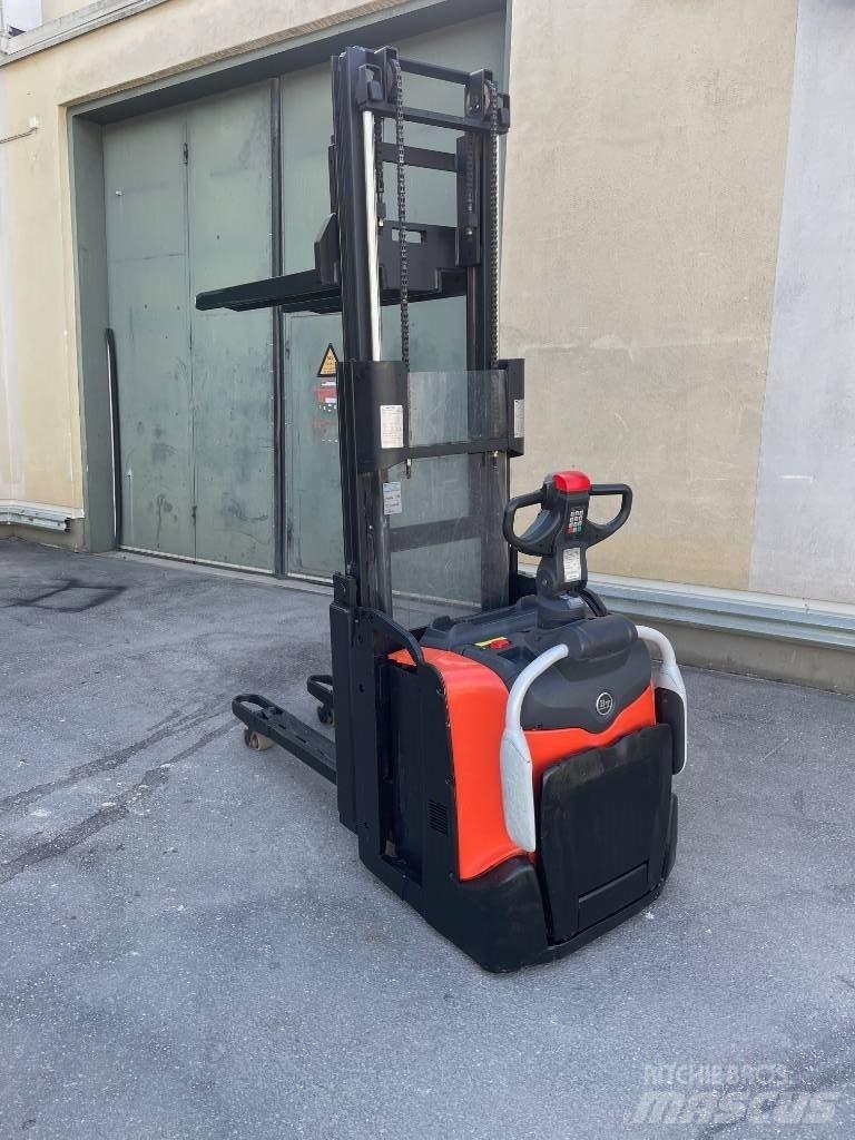 BT SPE 200 D Pedestrian stacker