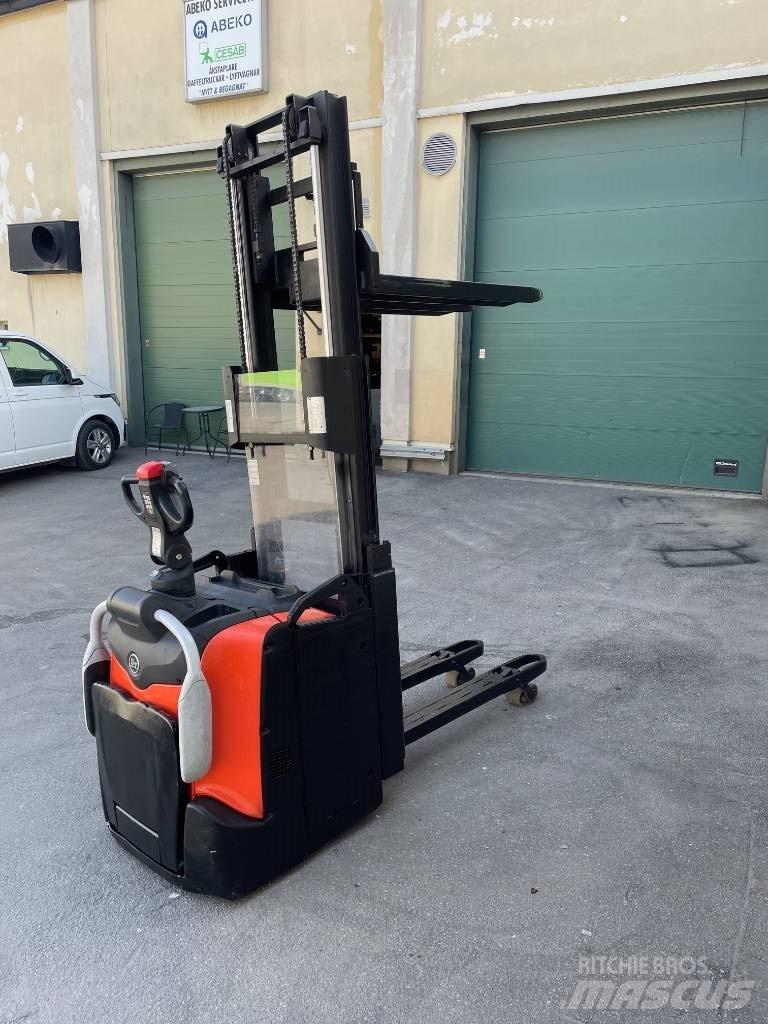 BT SPE 200 D Pedestrian stacker