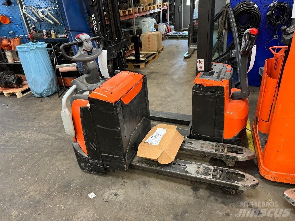Toyota LPE200 Low lifter with platform