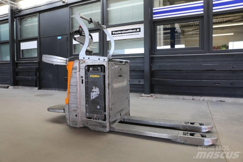 Still EXH-SF20 Low lifter with platform