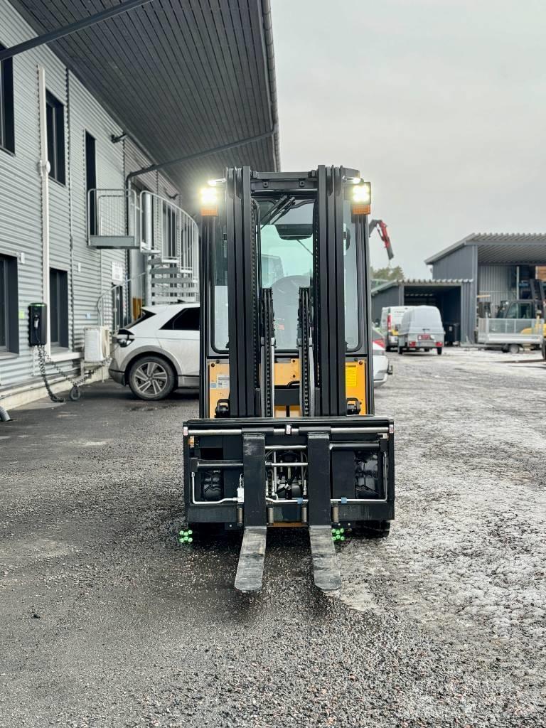 Hyundai 35B-9U Electric Forklifts