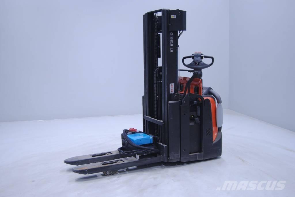 Toyota SPE140L Pedestrian stacker