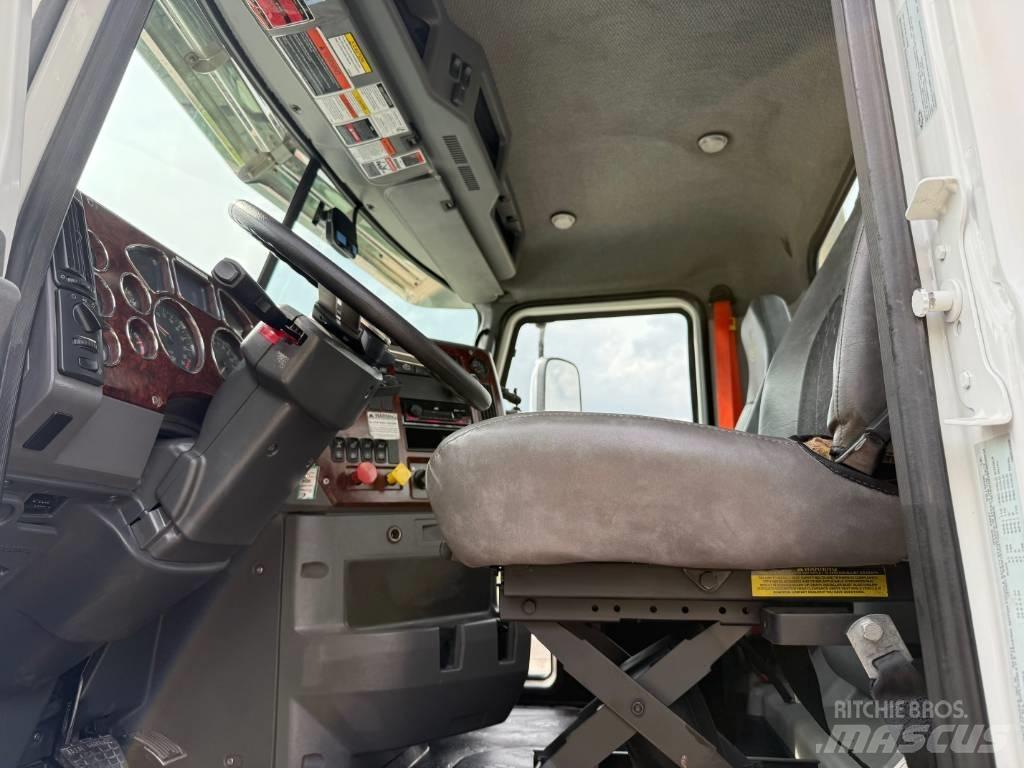 Mack CXU 613 Conventional Trucks / Tractor Trucks