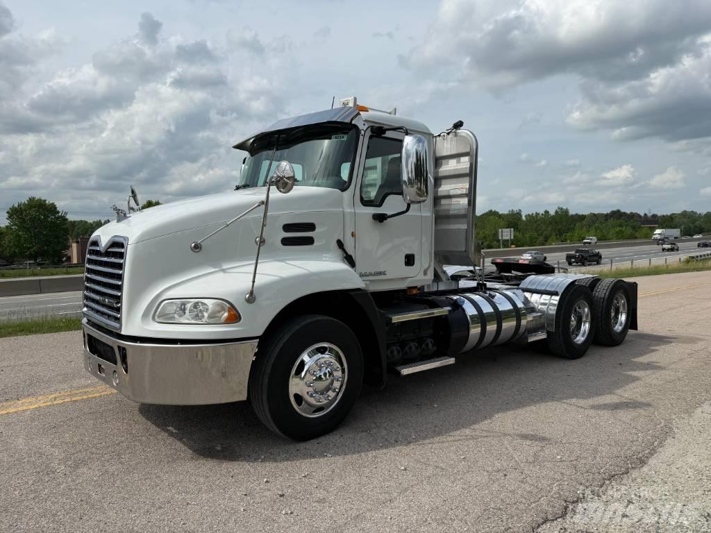 Mack CXU 613 Conventional Trucks / Tractor Trucks