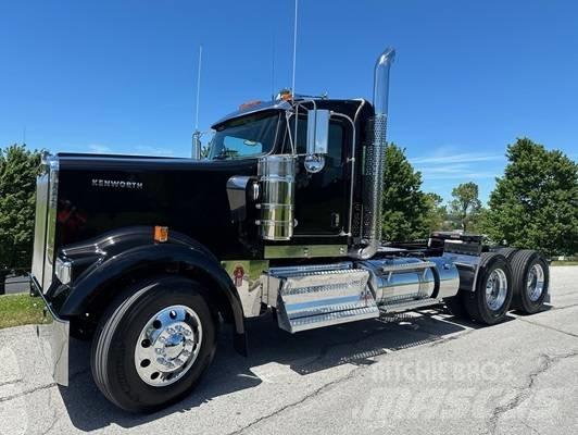 Kenworth W 900 Conventional Trucks / Tractor Trucks
