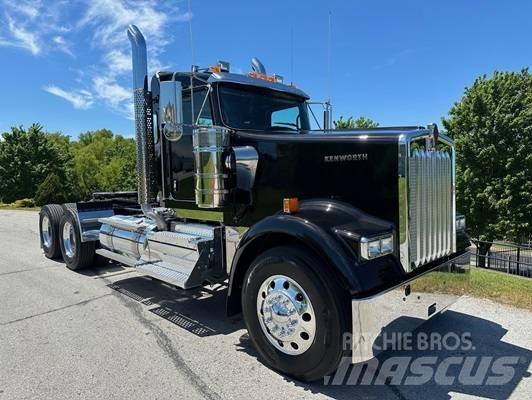 Kenworth W 900 Conventional Trucks / Tractor Trucks