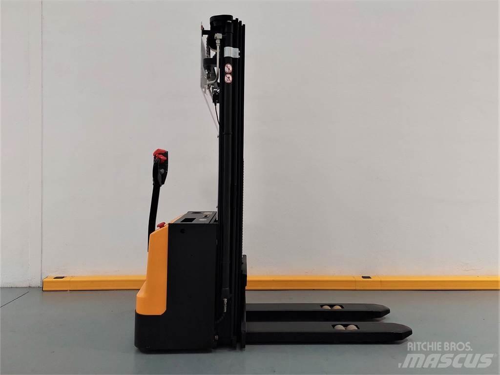  WSA161L Pedestrian stacker