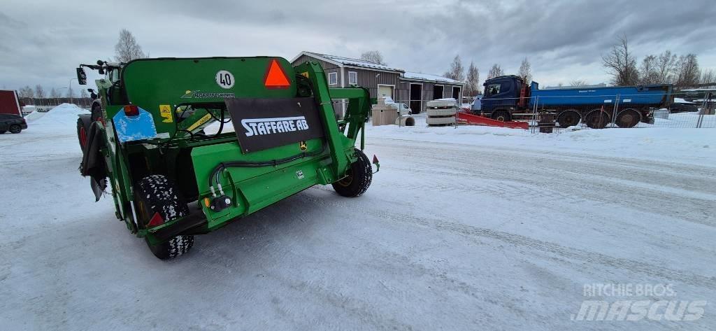 John Deere 835 Mower-conditioners