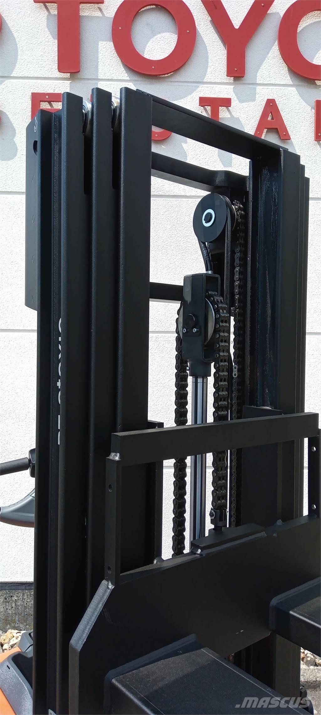 Toyota SWE120L Pedestrian stacker