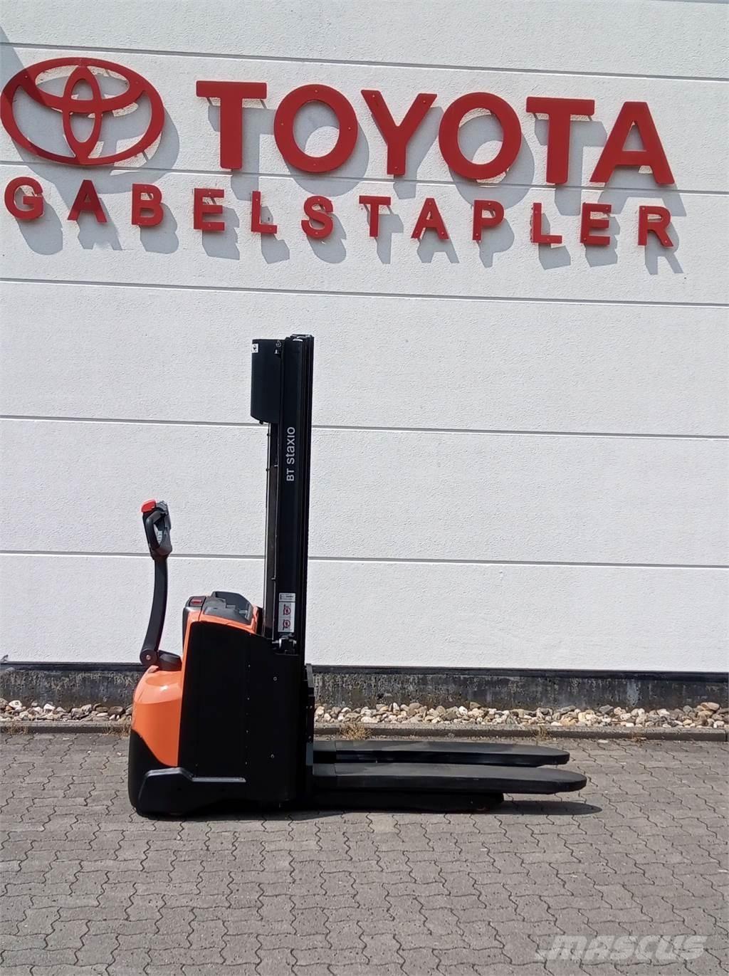 Toyota SWE120L Pedestrian stacker