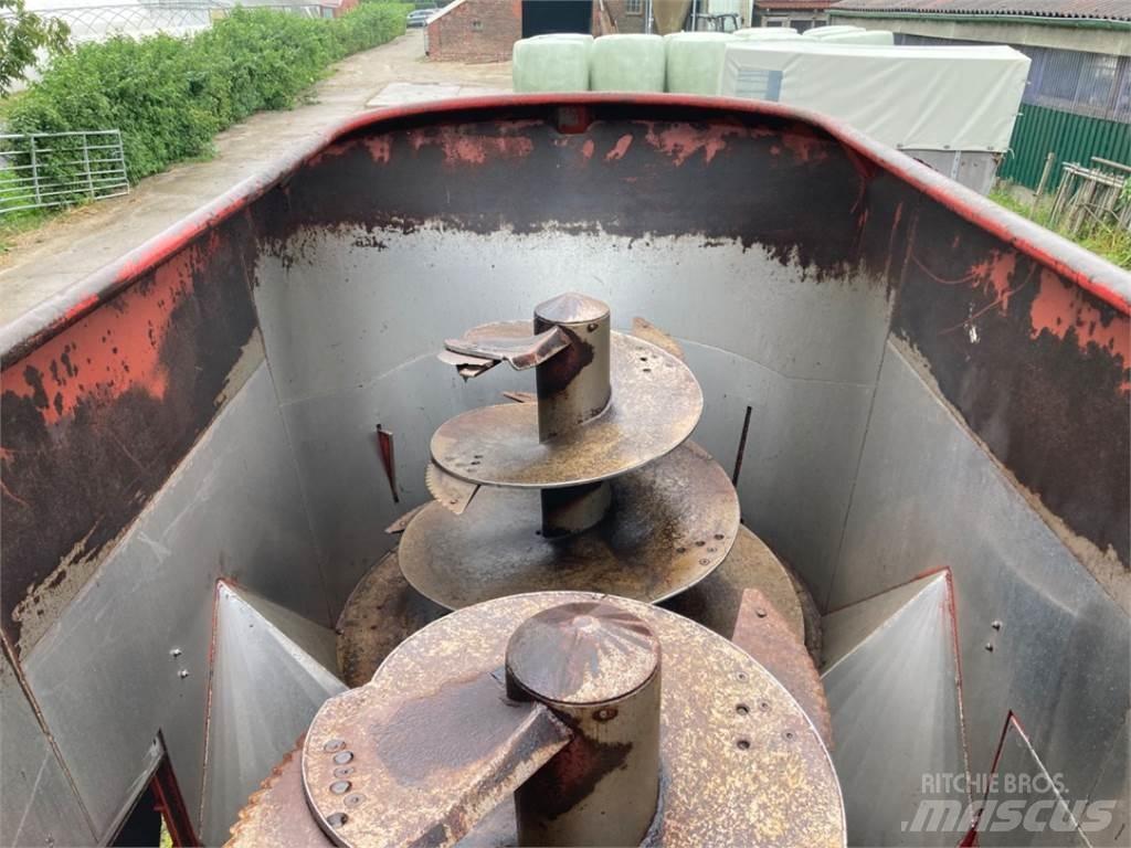 RMH Titanium 16 Mixer feeders