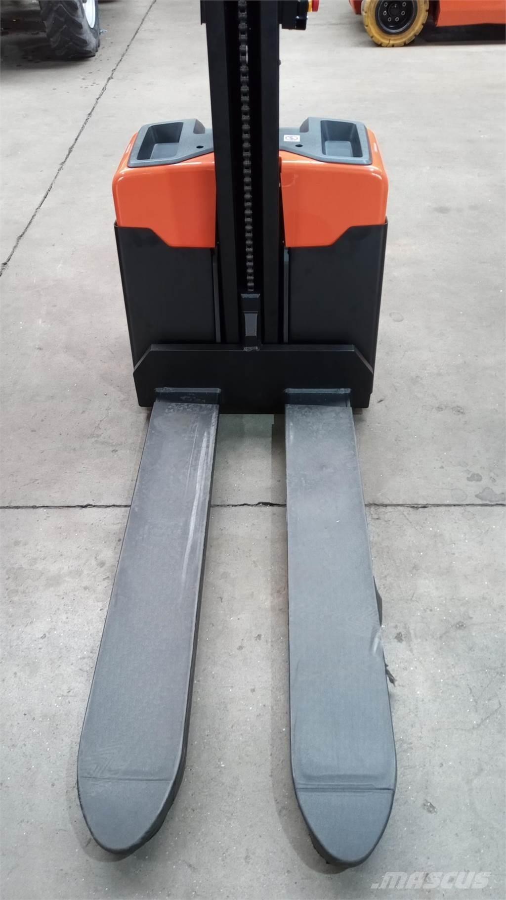 Toyota HWE100 Pedestrian stacker