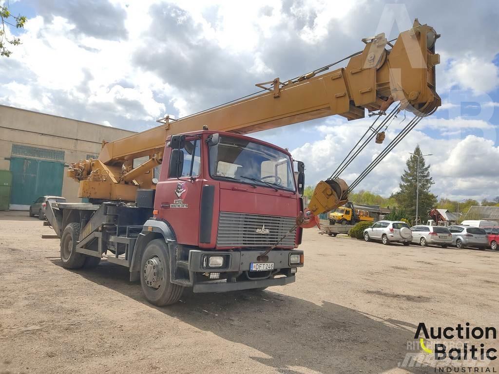 MAZ 533731 Mobile and all terrain cranes