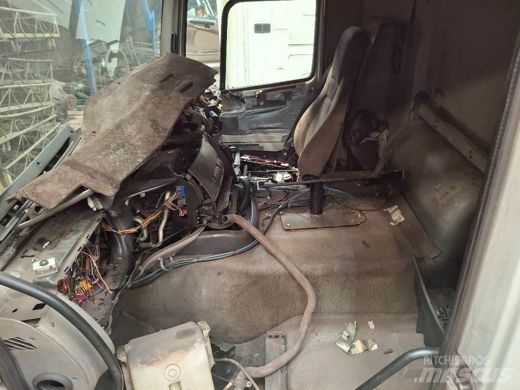 DAF CF 85.360 Cabins and interior