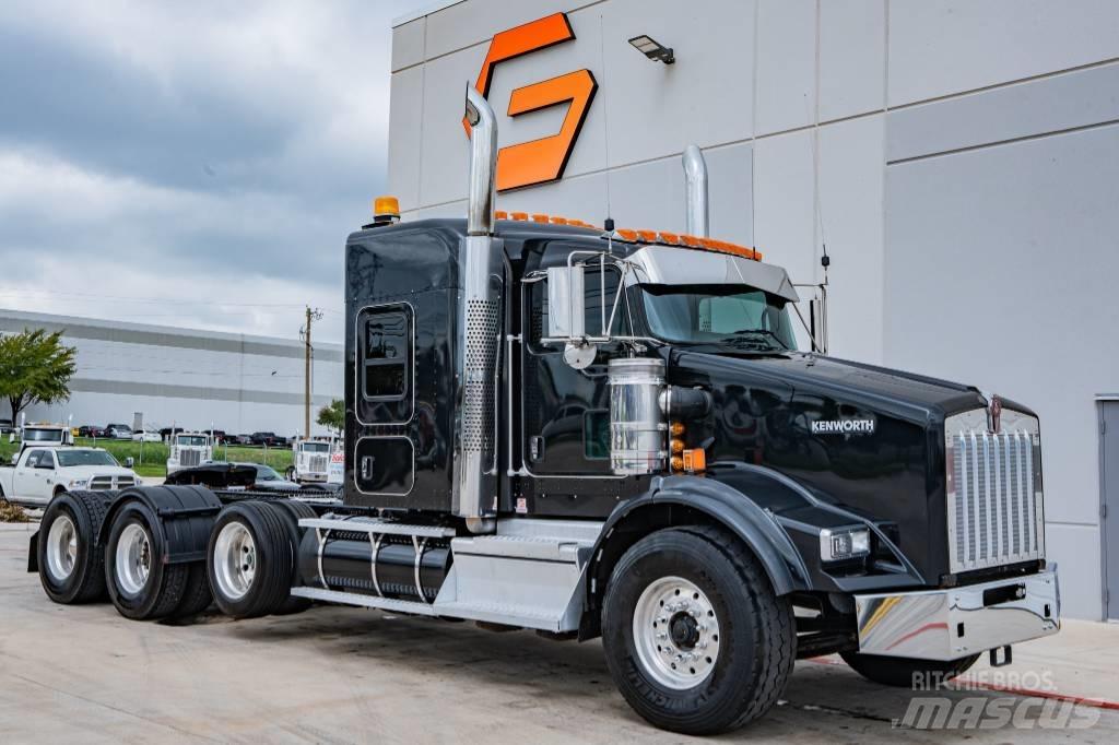 Kenworth T800 Conventional Trucks / Tractor Trucks